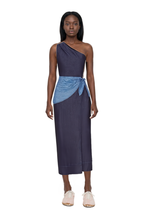 Outfit belem chambray one-shoulder midi dress and x jacquemus moon shoe sneakers