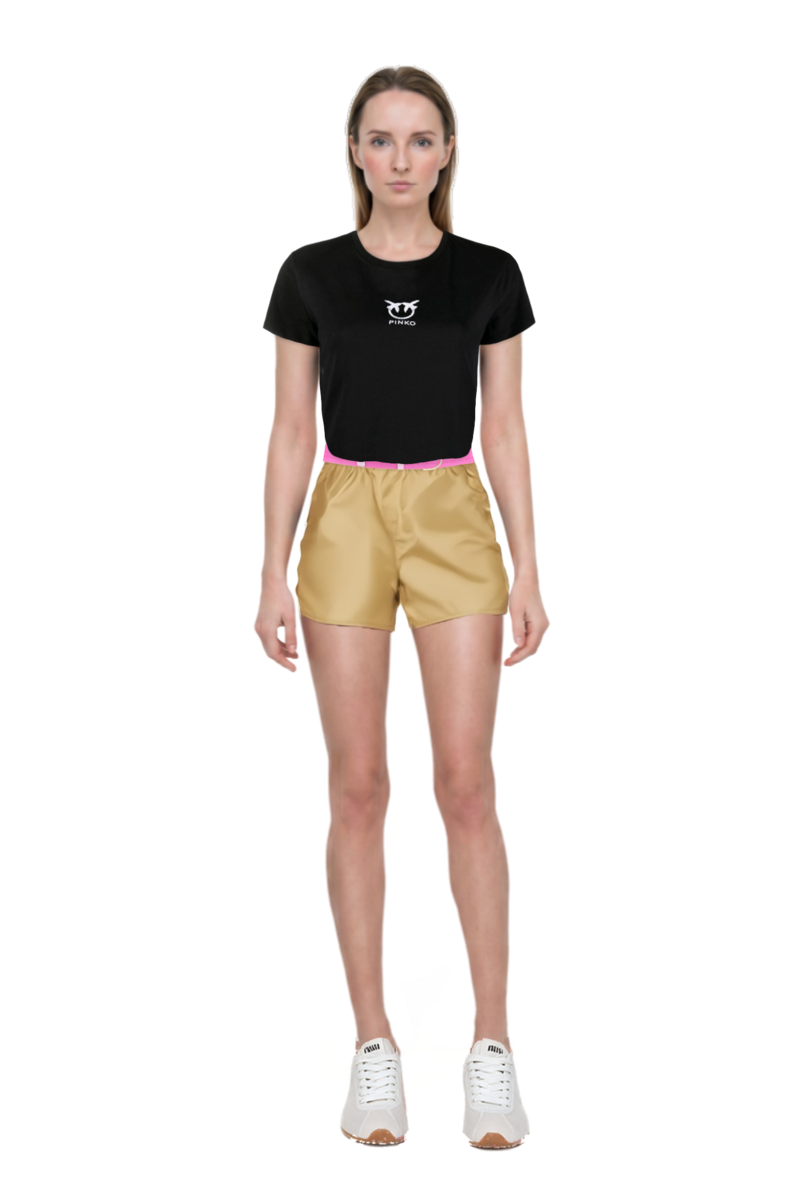 Outfit plume mesh fabric sneakers and nylon shorts