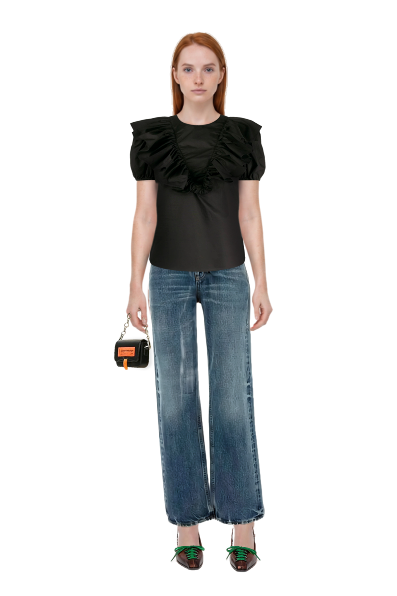 Outfit cotton jeans and lace-up pointed-toe pumps