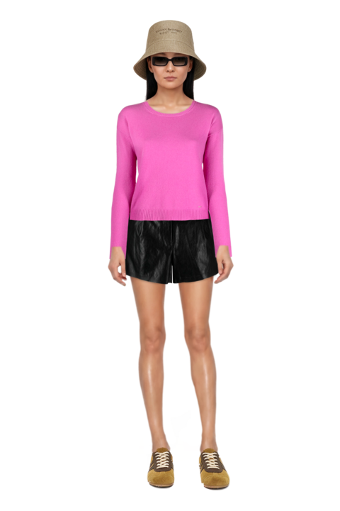 Outfit pinko shorts and suede sneakers