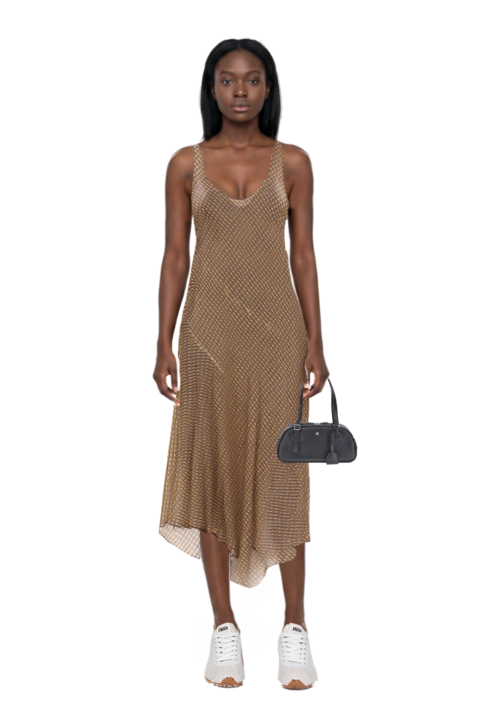 Outfit plume mesh fabric sneakers and medium friday curved tote bag
