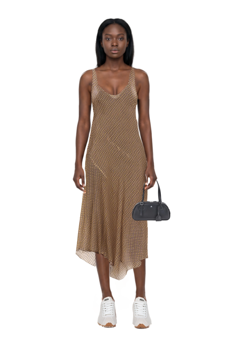 Outfit plume mesh fabric sneakers and medium friday curved tote bag