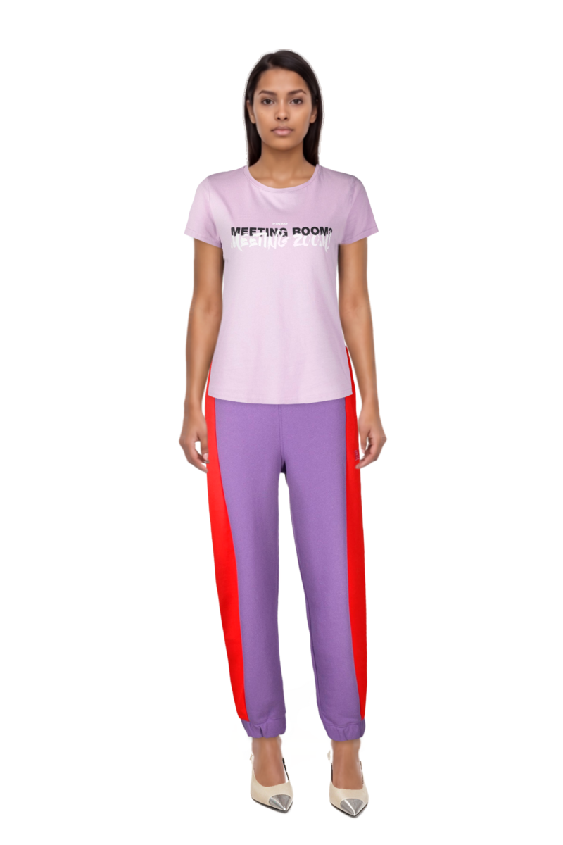 Outfit cassandre-plaque pumps and pinko t-shirt