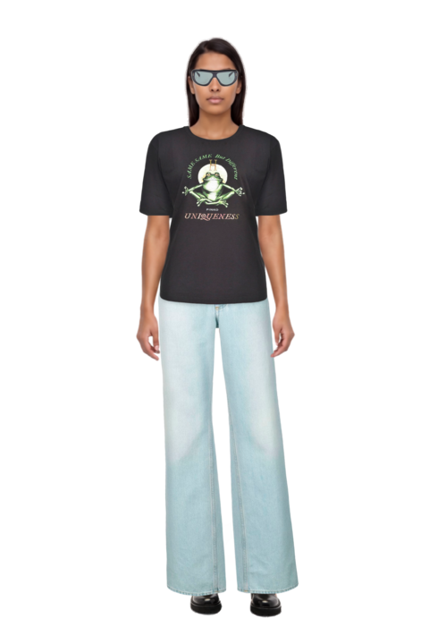Outfit geometric-frame sunglasses and pinko t-shirt