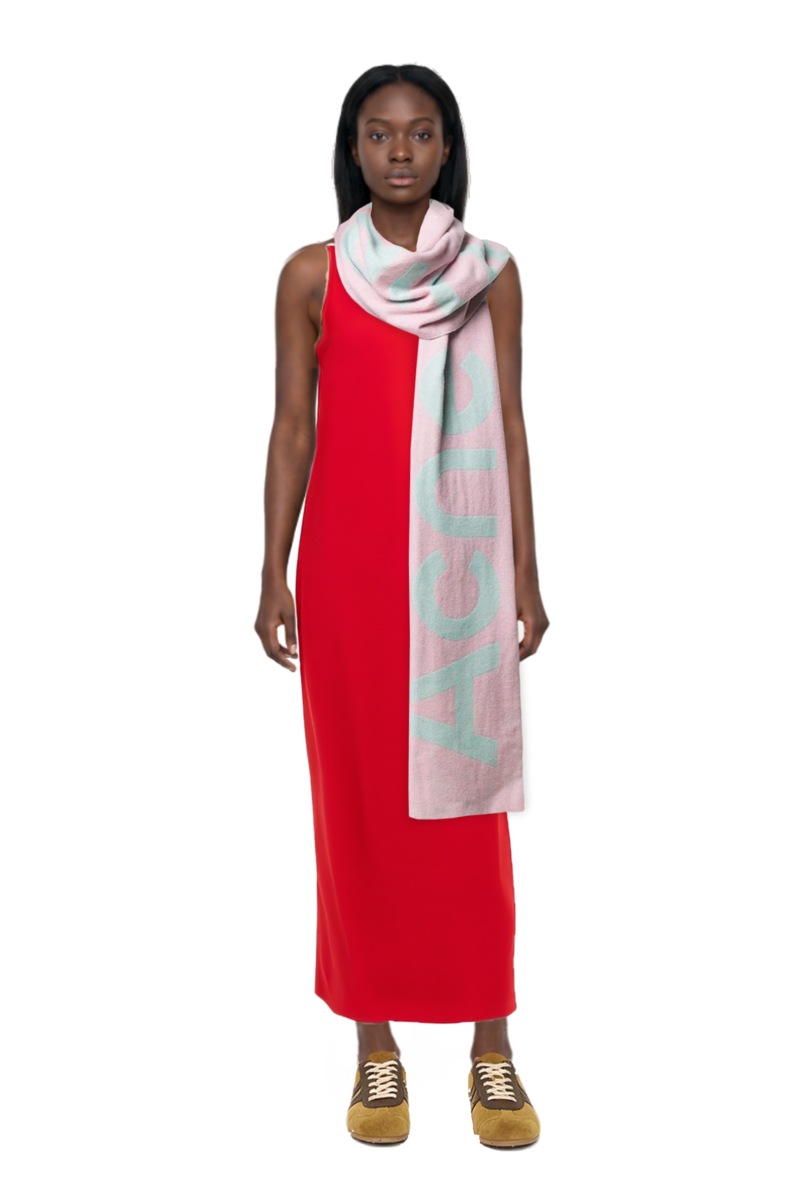 Outfit asymmetric sleeveless dress and suede sneakers