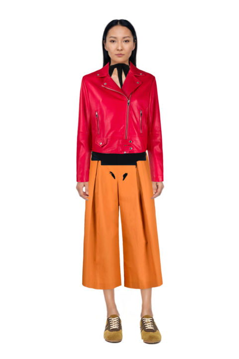 Outfit jersey backless top and suede sneakers