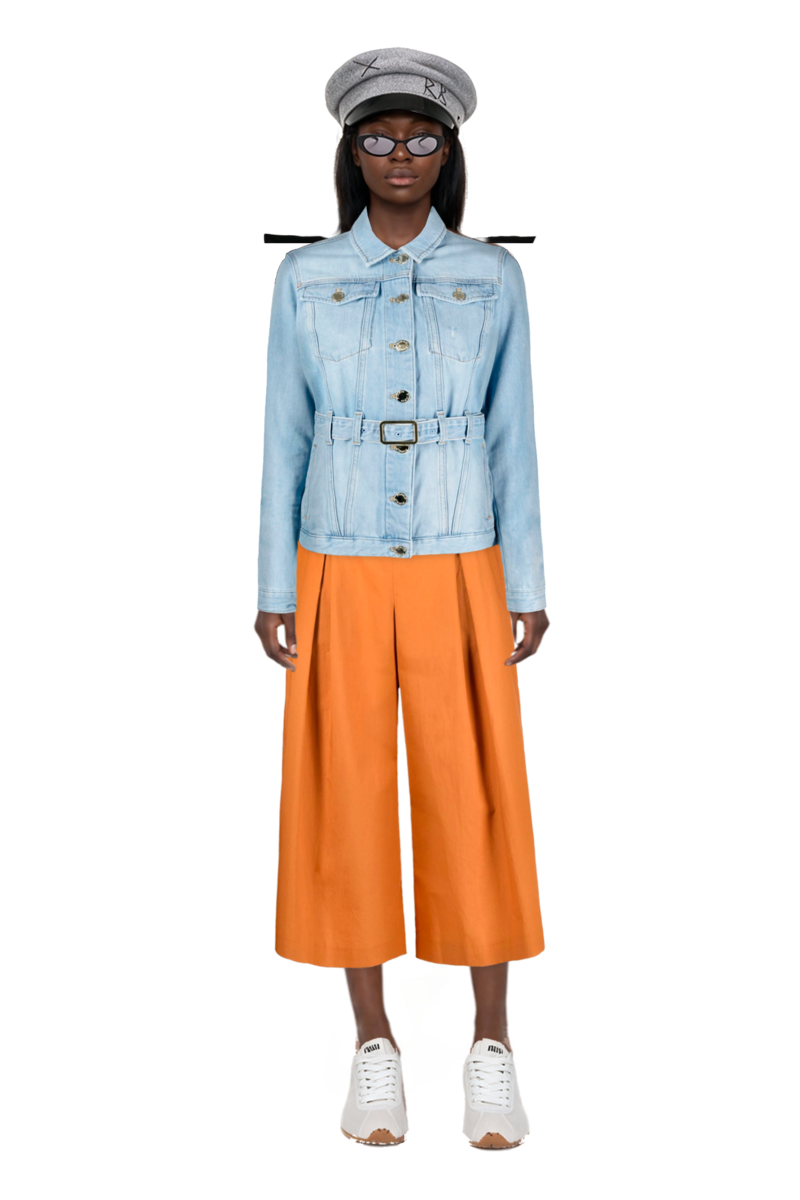 Outfit plume mesh fabric sneakers and cat-eye sunglasses