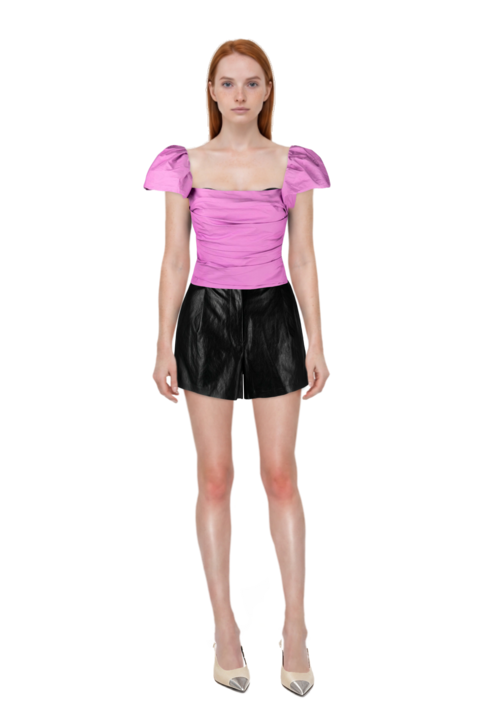 Outfit cassandre-plaque pumps and pinko shorts