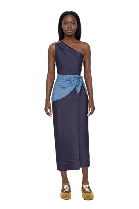 Outfit belem chambray one-shoulder midi dress and suede sneakers