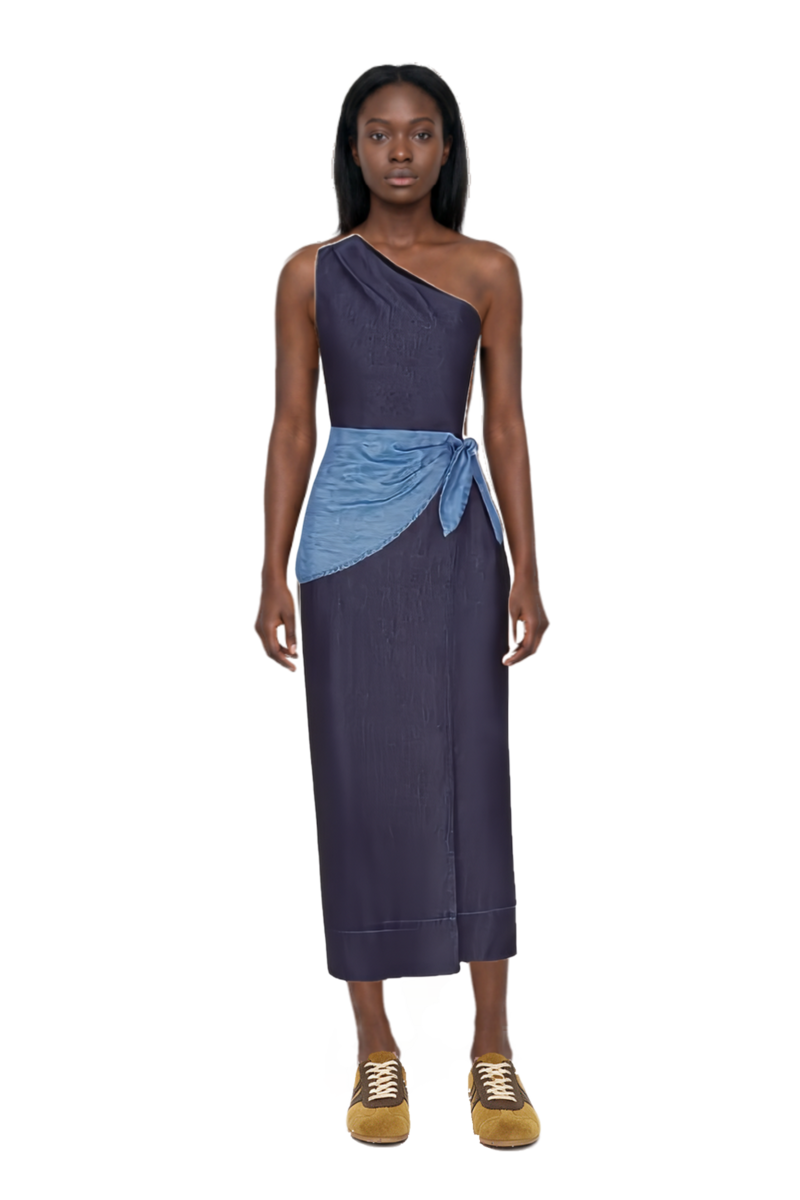 Outfit belem chambray one-shoulder midi dress and suede sneakers
