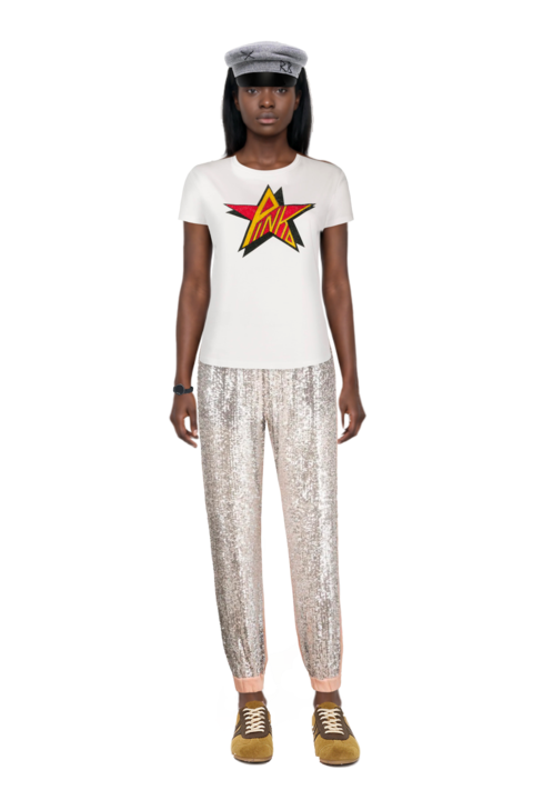 Outfit pinko t-shirt and suede sneakers