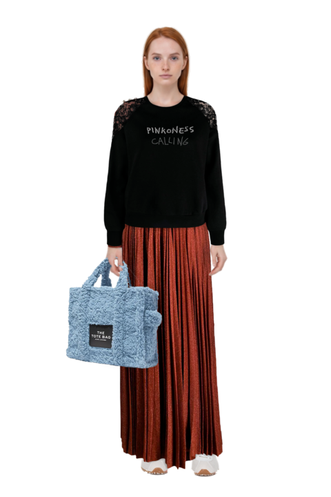 Outfit plume mesh fabric sneakers and pinko sweatshirt