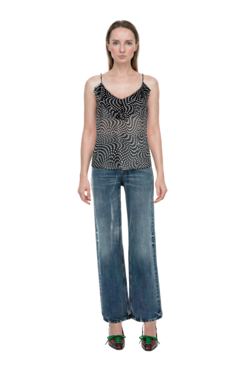 Outfit cotton jeans and lace-up pointed-toe pumps