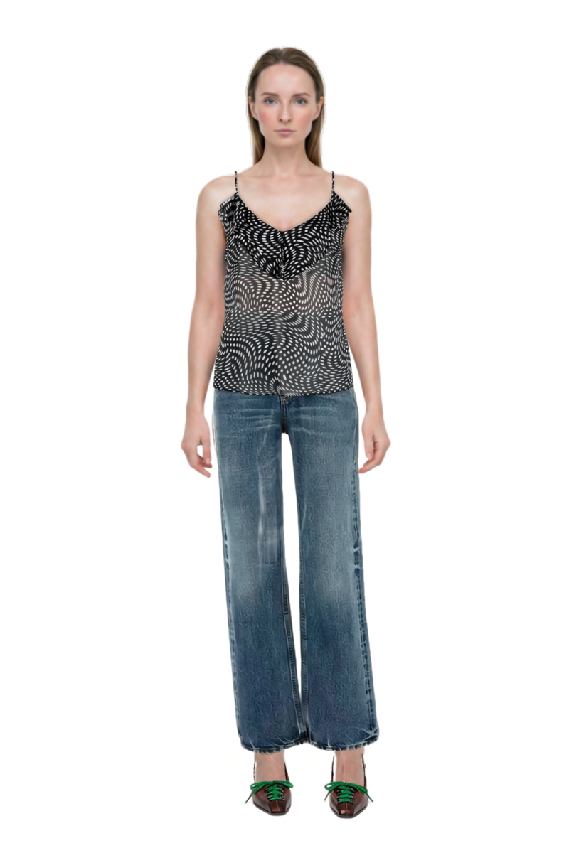 Outfit cotton jeans and lace-up pointed-toe pumps