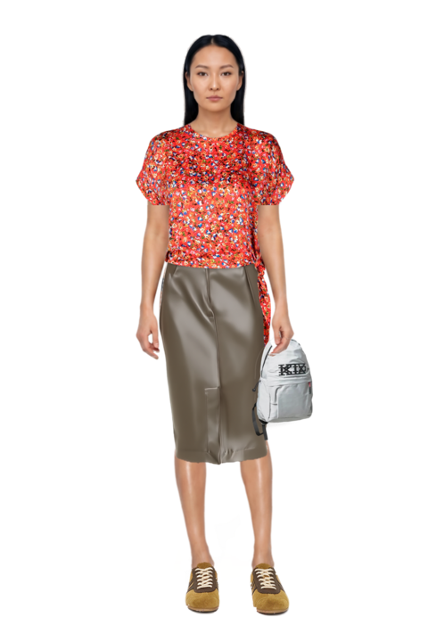 Outfit midi skirt and suede sneakers