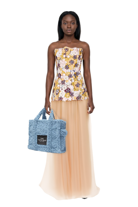 Outfit decollete slingback pointed-toe pumps and thia floral-embroidered strapless maxi dress