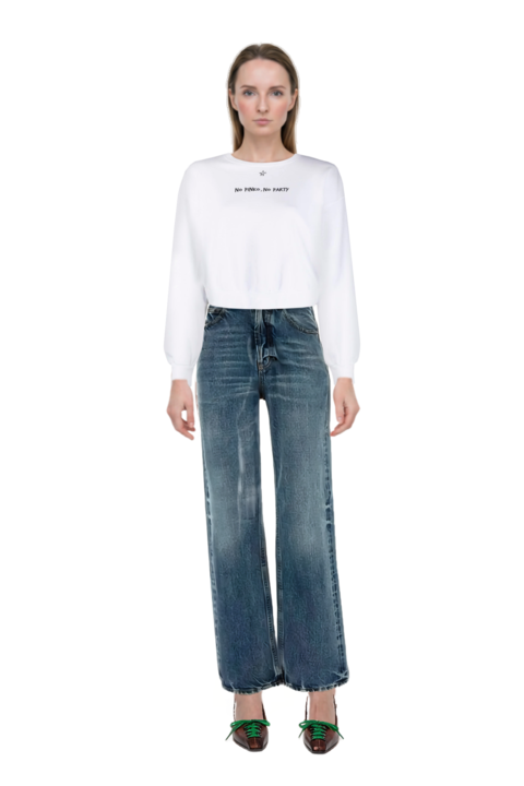 Outfit cotton jeans and lace-up pointed-toe pumps