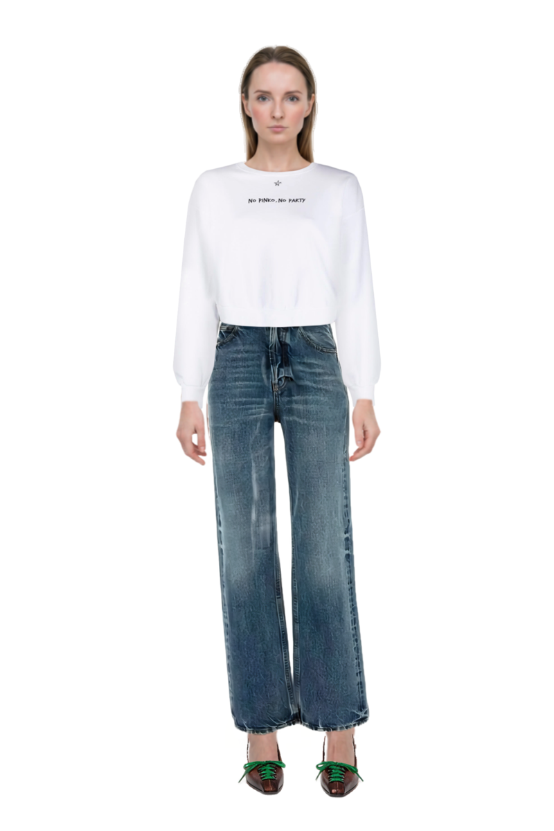 Outfit cotton jeans and lace-up pointed-toe pumps
