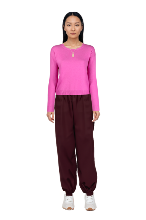 Outfit plume mesh fabric sneakers and gathered-cuff loose-fit trousers