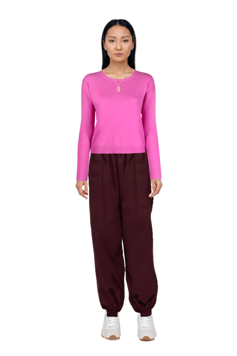 Outfit plume mesh fabric sneakers and gathered-cuff loose-fit trousers