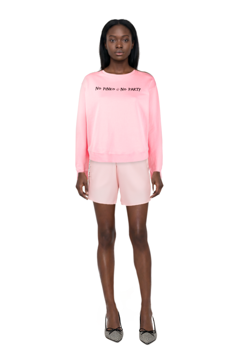Outfit nylon shorts and scarlett 50 pumps